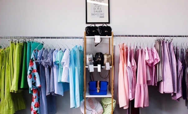 ассортимент одежды шоу рум. женский шоурум. шоу рум одежды интерьер. шоурумы одежды. шоурум одежды.