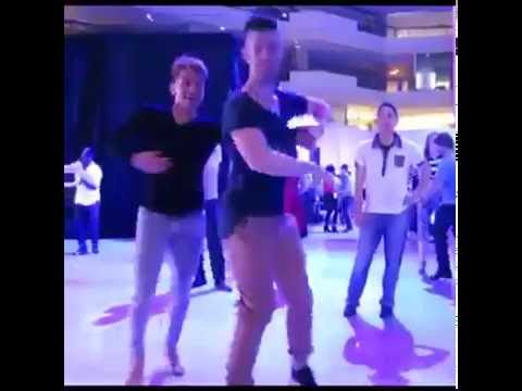 GAY BAILANDO SALSA EN