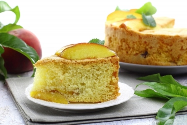 Пышная шарлотка с персиками. Шарлотка с персиками. Пышная шарлотка с персиками. Шарлотка с персиками. Шарлотка с консервированными персиками.