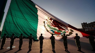 Izamiento de bandera en honor a vctimas de sismos de 1985 y 2017. Conferencia presidente AMLO