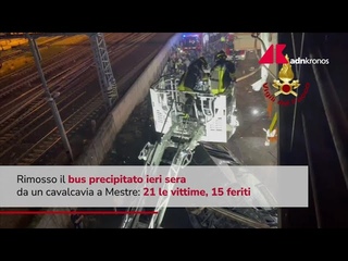 Incidente Mestre, rimosso il bus precipitato ieri sera dal cavalcavia