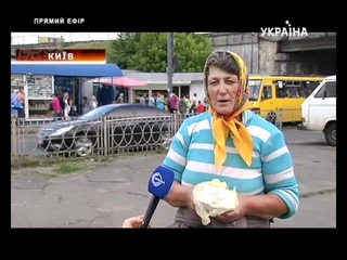 Бабушка дарит творог Эдгару Давидсу