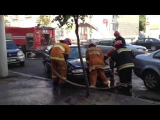 Пожарные жестоко потушили машину в Витебске