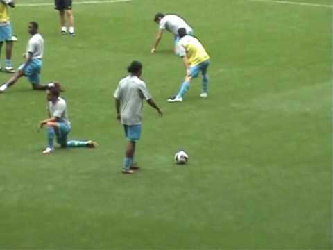 Ronaldinho warming