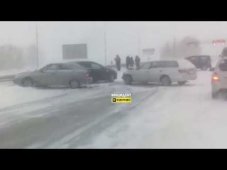 Пока кузбассовец снимал на видео последствия ДТП, в его машину врезался другой а...