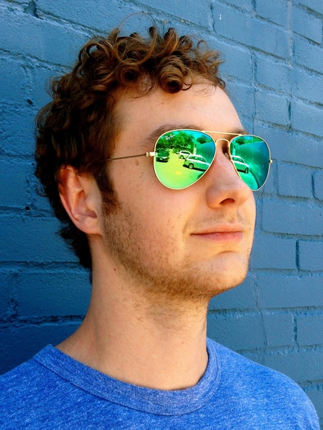 Человек зеленые очки. Мальчик в зеленых очках. Человек в зелёных очках. Яркая девушка в очках. Парень в очках.