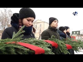 Возложение цветов на Монументе слава в День неизвестного солдата