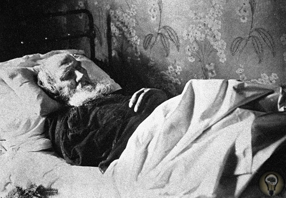 Почему у Льва Толстого такая странная могила. Великий писатель Лев Толстой, как известно, умер вдали от дома на станции Астапово Московско-Курско-Донбасской железной дороги. Однако последний
