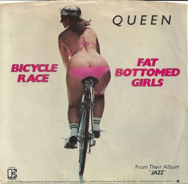 Осенью 1978 года Дэннис Де Валленс снимал клип на песню Bicycle Race группы Queen. Сами музыканты в этот момент прятались во Франции от английской налоговой службы и на съемках не