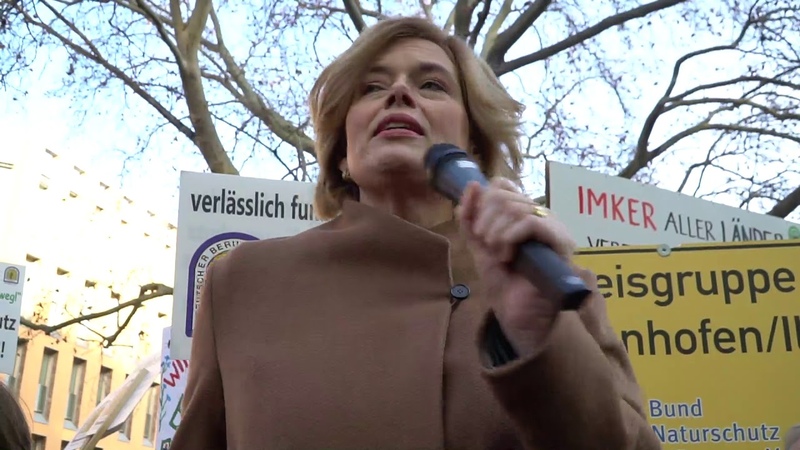 Bundesministerin Julia Klöckner auf der Demonstration Wir haben es satt