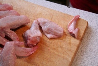 Блюда с куриных крылышек в духовке. Жареные крылышки на сковороде. Запеченные крылышки. Жареные куриные крылышки. Крылья в духовке.