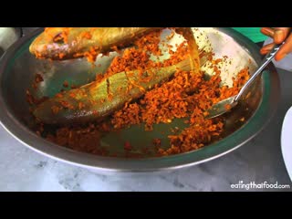 How to Make Thai Fried Fish with Garlic and Turmeric ()