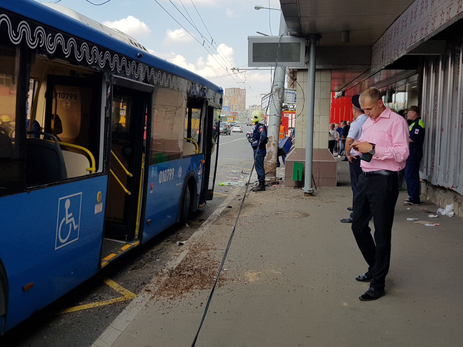 Рейсовый автобус влетел в столб на Профсоюзной улице в Москве Это картинка