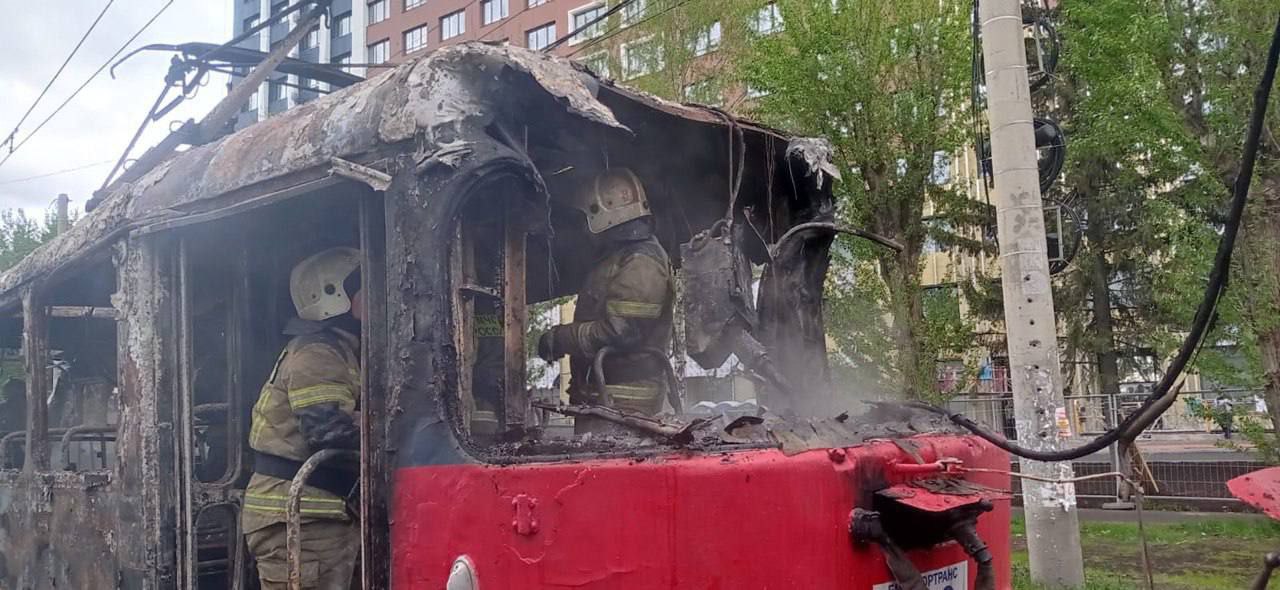 Сгоревший трамвай в Екатеринбурге Это картинка