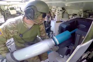 Абрам стрельба из орудия. M1A2 Main Battle Tank Firing Main Gun - Interior View