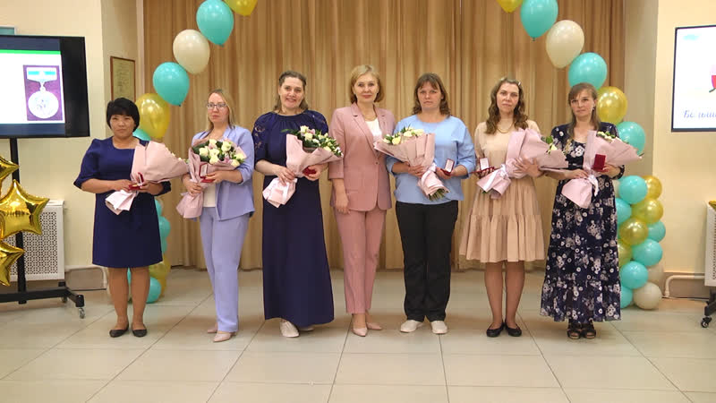 Мамам Курганской области вручили медали и денежные