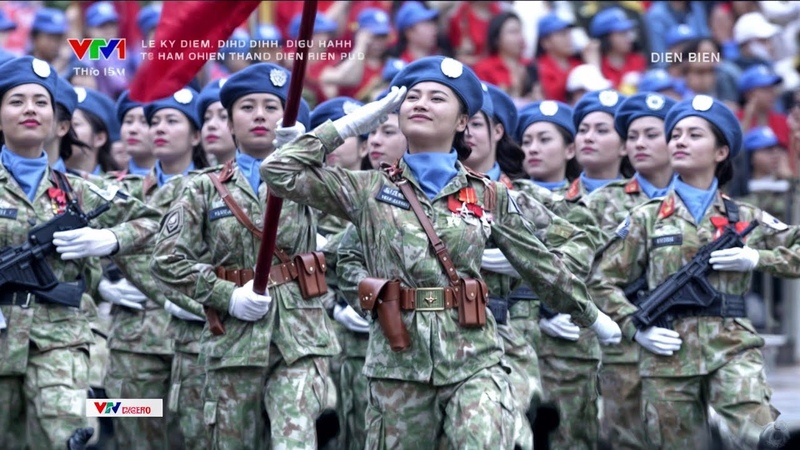 Дядюшка Хо марширует с нами. Вьетнамские девушки на военном